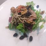 Lee más sobre el artículo ENSALADA TEMPLADA DE GULAS Y GAMBAS