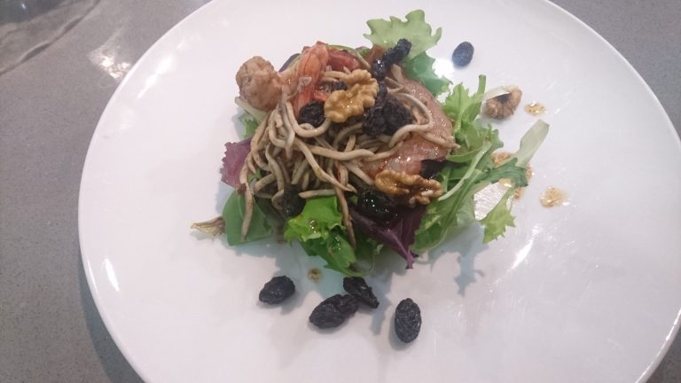 Lee más sobre el artículo ENSALADA TEMPLADA DE GULAS Y GAMBAS